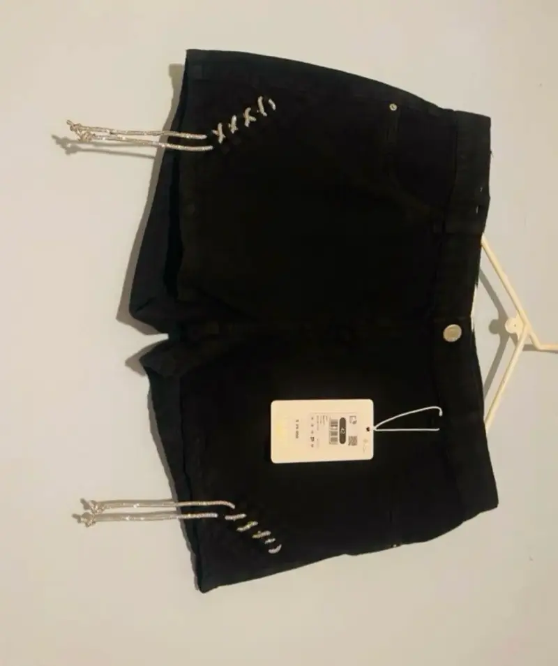 Shorts negros con detalle de cordones - 3