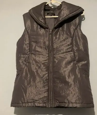 Chaleco acolchado sin mangas gris para mujer - miniatura 1