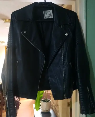Ropa en buen estado. - miniatura 4