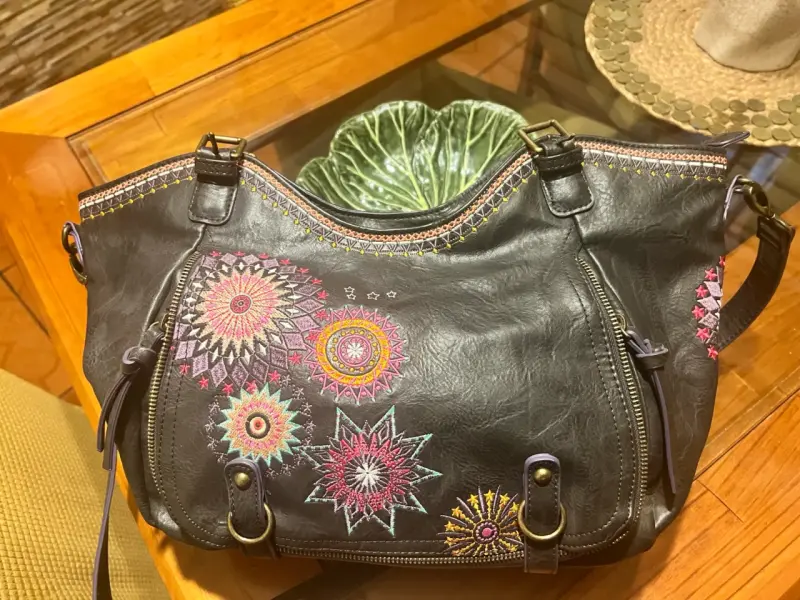 Cartera de cuero con bordados coloridos - 1