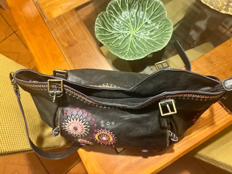 Cartera de cuero con bordados coloridos - 2