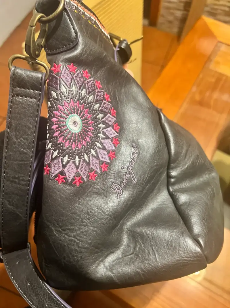 Cartera de cuero con bordados coloridos - 3