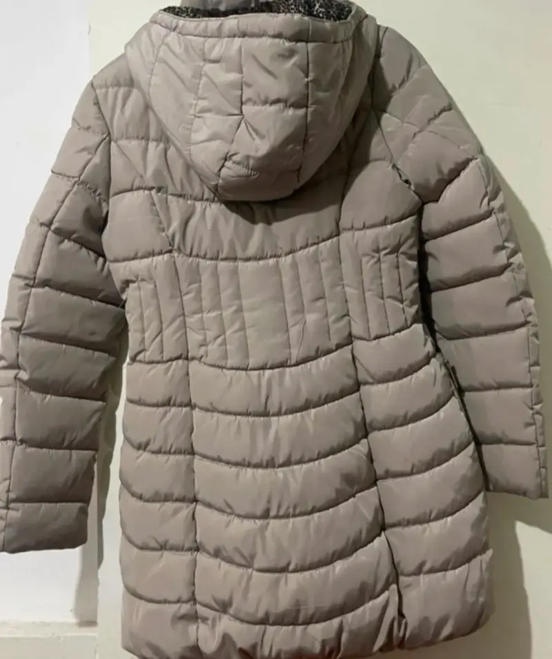 Abrigo acolchado beige con capucha para mujer - 1