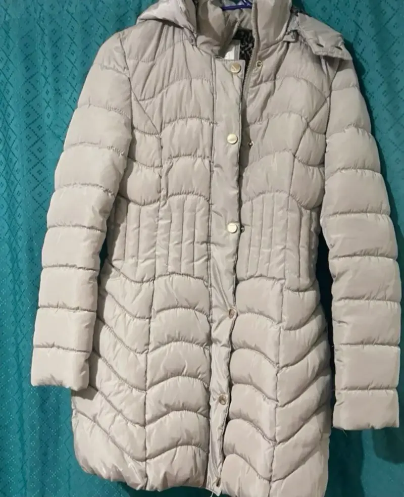 Abrigo acolchado beige con capucha para mujer - 2