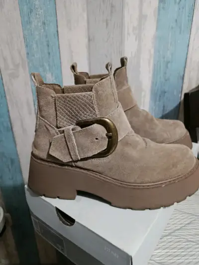 Botines de gamuza beige con hebilla de cuero - miniatura 1