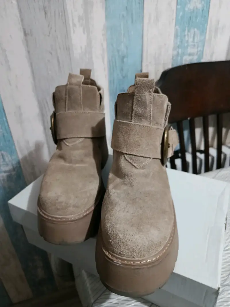 Botines de gamuza beige con hebilla de cuero - 3
