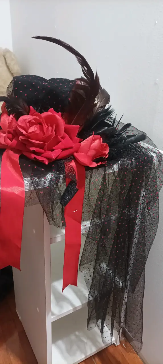 Sombrero de fiesta con flores y plumas - 1