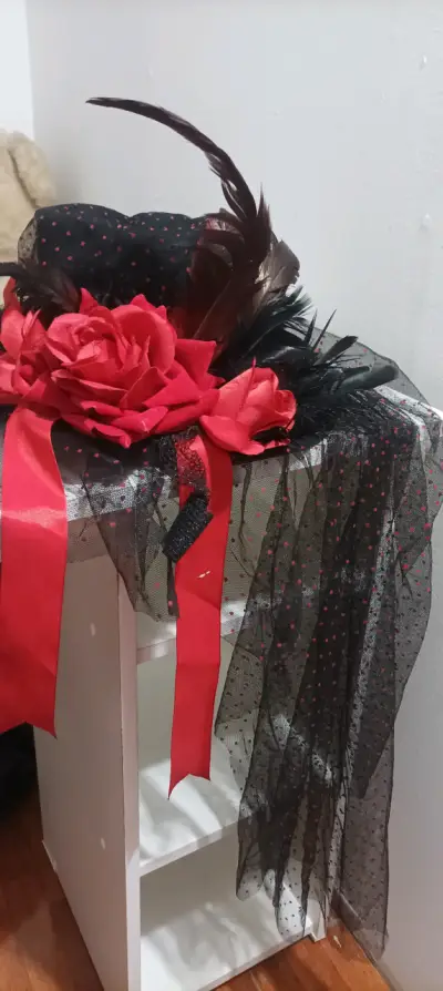 Sombrero de fiesta con flores y plumas - miniatura 1
