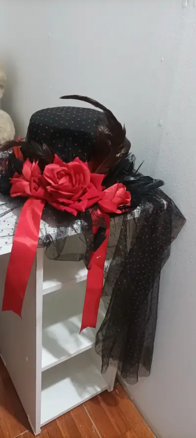 Sombrero de fiesta con flores y plumas - miniatura 2