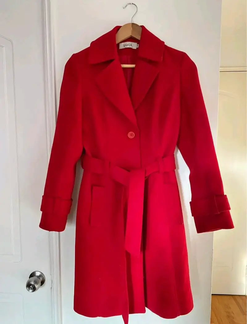 Abrigo rojo de lana con cinturón