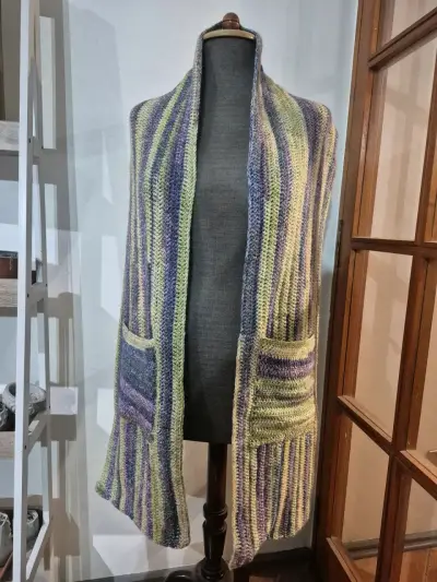Chalina Maxi a crochet multicolor con bolsillos. - miniatura 1