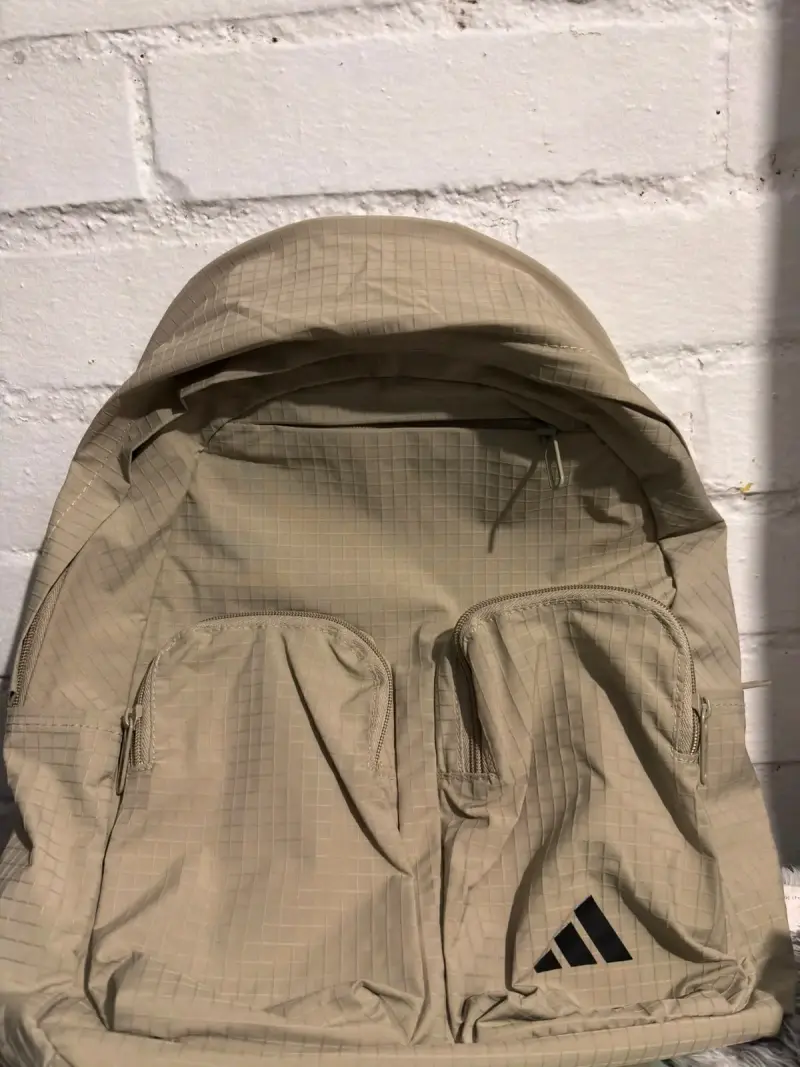 Mochila beige Adidas con bolsillos frontales - 2