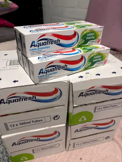 Pack de 12 pastas dentales Aquafresh triple prote - miniatura 1