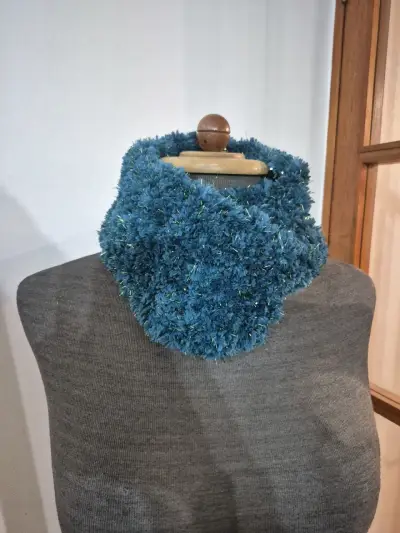 Bufanda circular azul de lana tejida a palillo. - miniatura 1