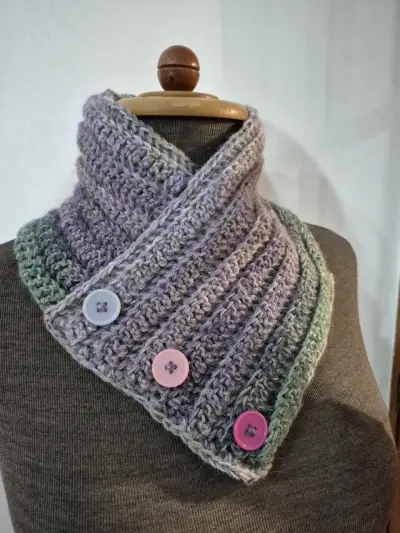 Cuello tejido a crochet multicolor con botones. - miniatura 1