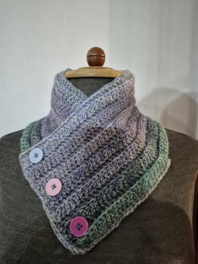 Cuello tejido a crochet multicolor con botones. - 2
