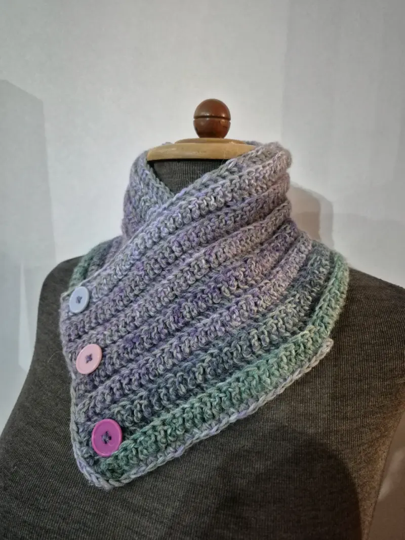 Cuello tejido a crochet multicolor con botones. - 3