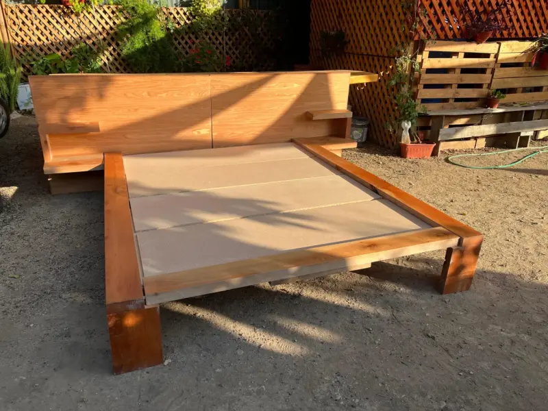 Cama de madera 2 pl con cabecera alta y veladores - 2
