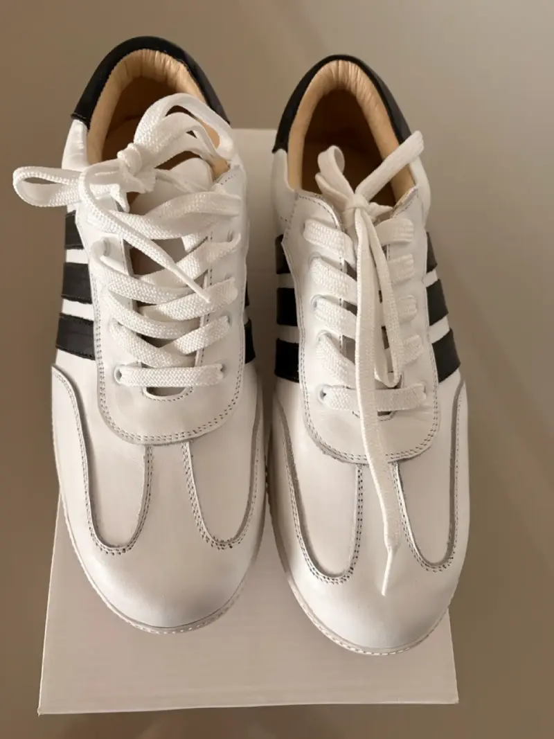 Zapatillas  blancas con franjas negras - 1