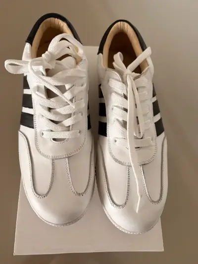 Zapatillas  blancas con franjas negras - miniatura 1