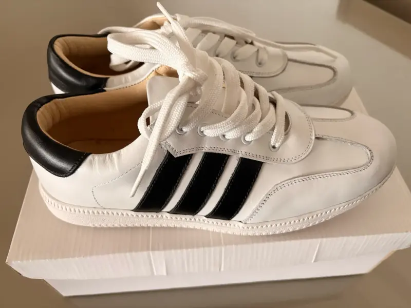 Zapatillas  blancas con franjas negras - 2