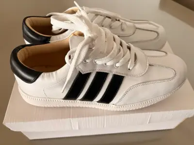 Zapatillas  blancas con franjas negras - miniatura 2