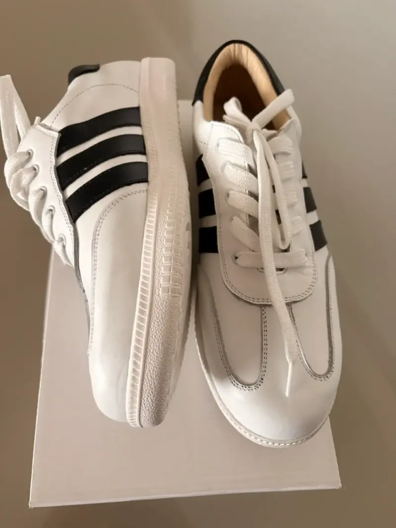Zapatillas  blancas con franjas negras - 4