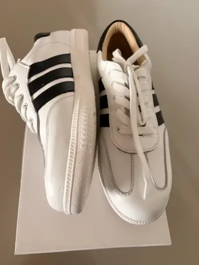 Zapatillas  blancas con franjas negras - miniatura 4