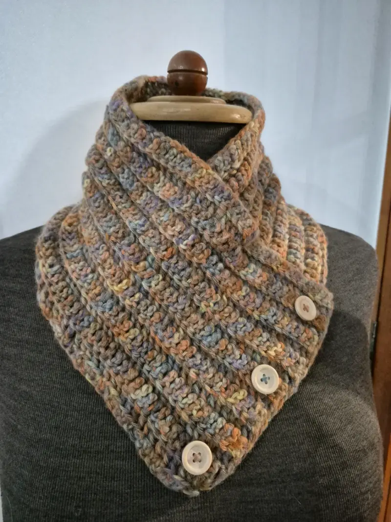 Cuello tejido a crochet café multicolor. - 2