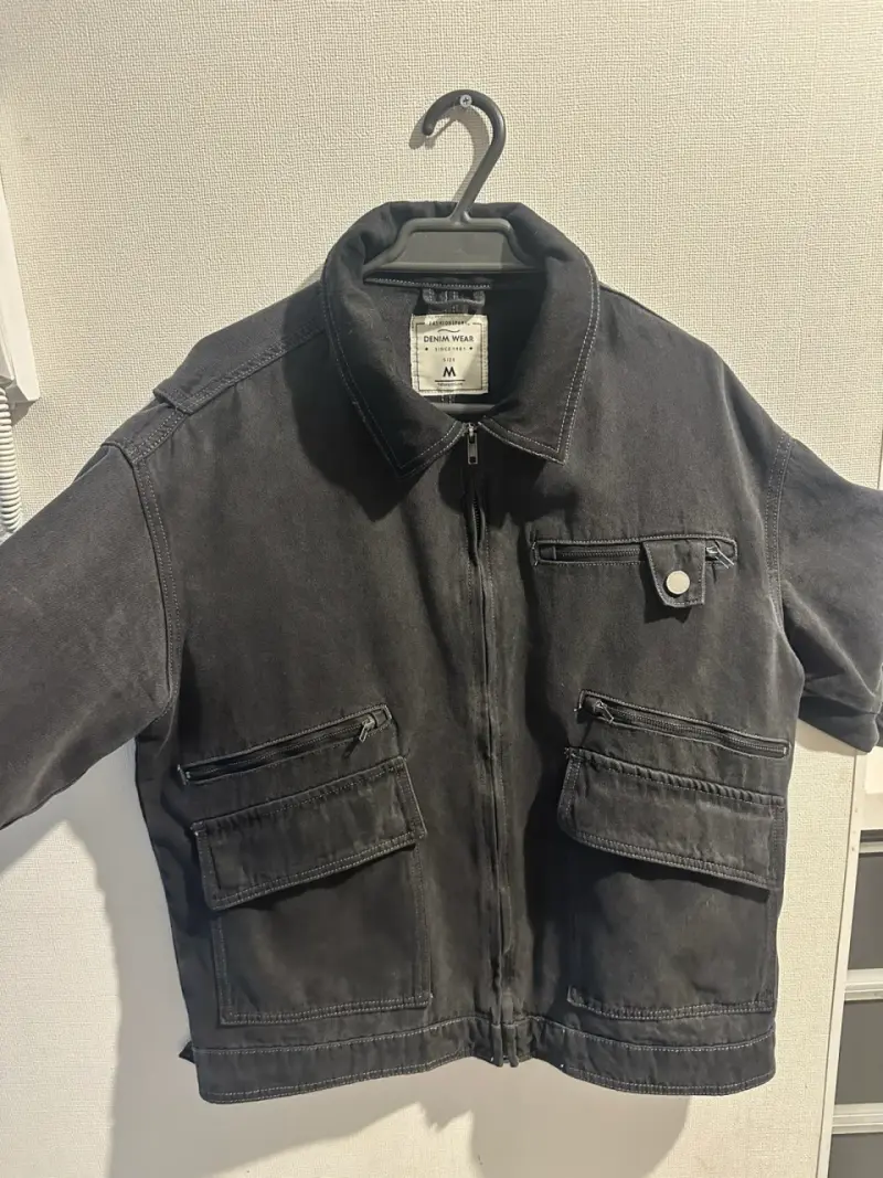 Chaqueta de mezclilla negra con bolsillos - 1