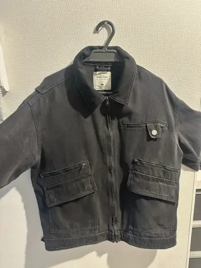 Chaqueta de mezclilla negra con bolsillos - miniatura 1