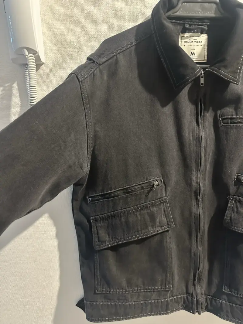 Chaqueta de mezclilla negra con bolsillos - 2
