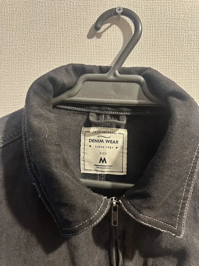 Chaqueta de mezclilla negra con bolsillos - 3
