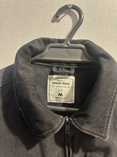Chaqueta de mezclilla negra con bolsillos - miniatura 3