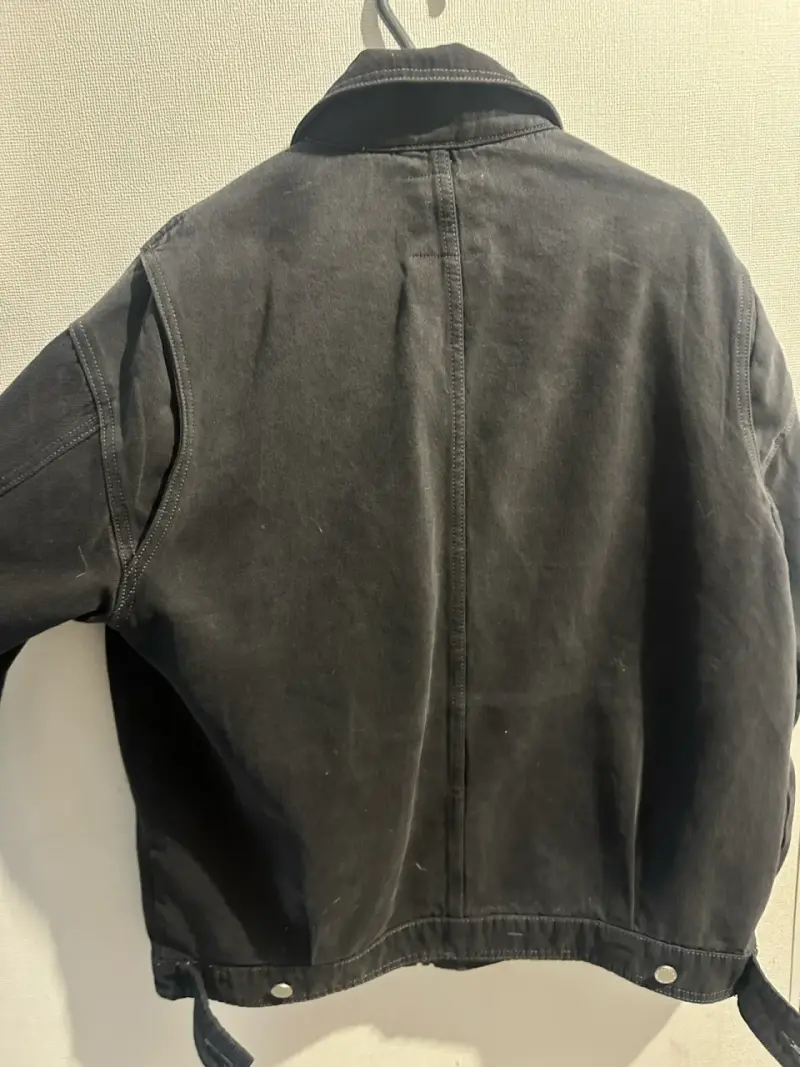 Chaqueta de mezclilla negra con bolsillos - 4