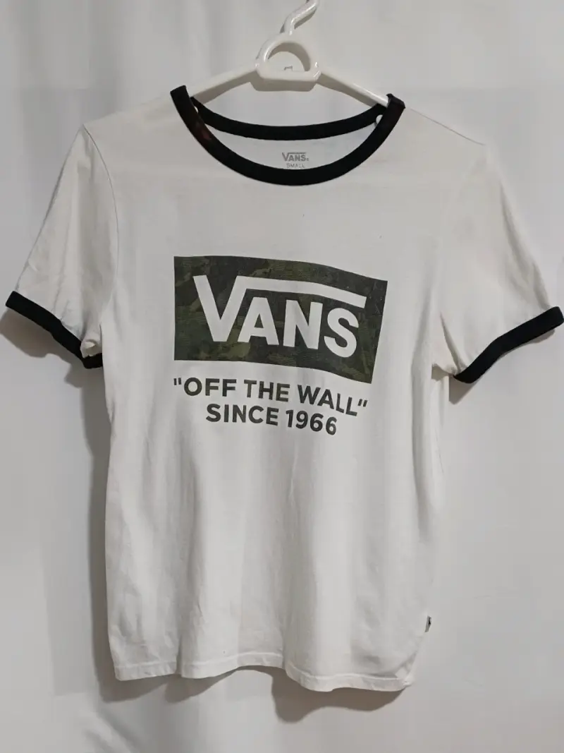 Polera Vans blanca con detalles negros - 1