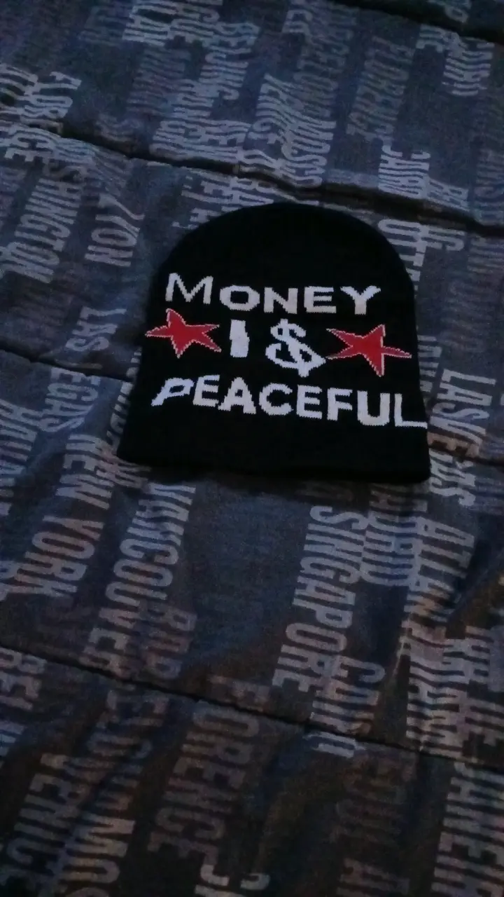 Gorro negro con diseño 'Money is Peaceful'