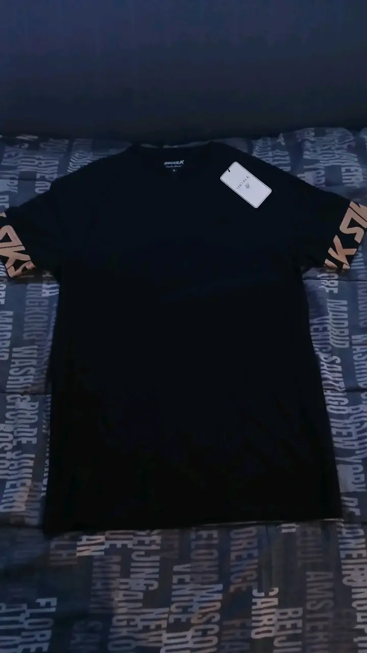 Polera negra con diseño en mangas