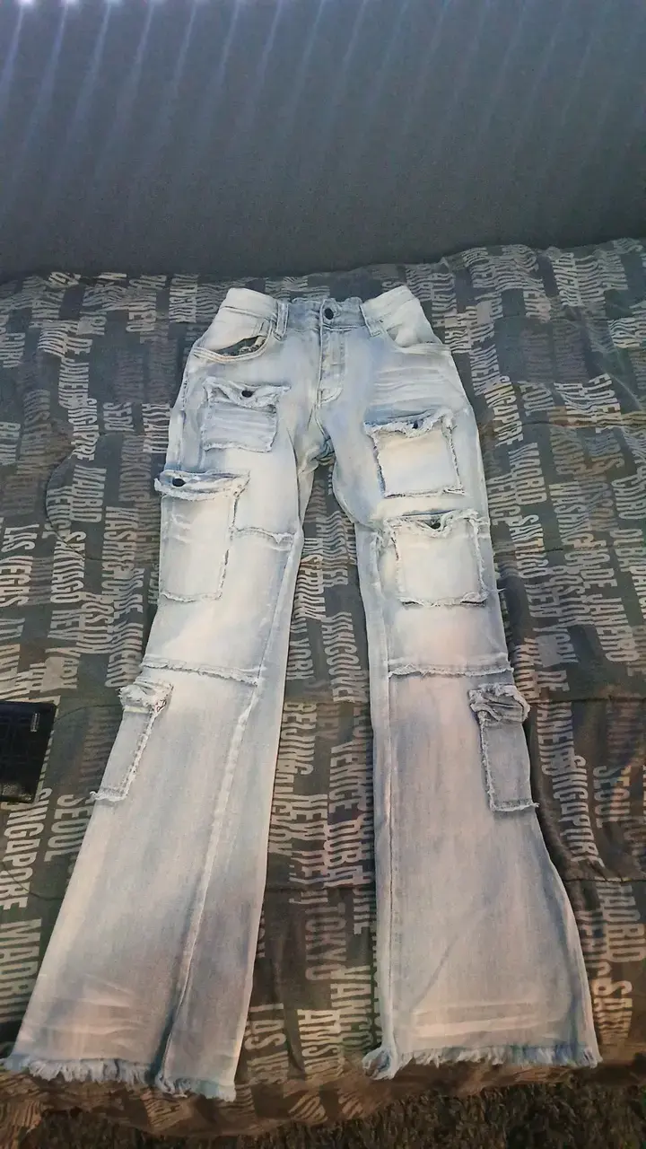 Jeans de mezclilla con diseño desgastado