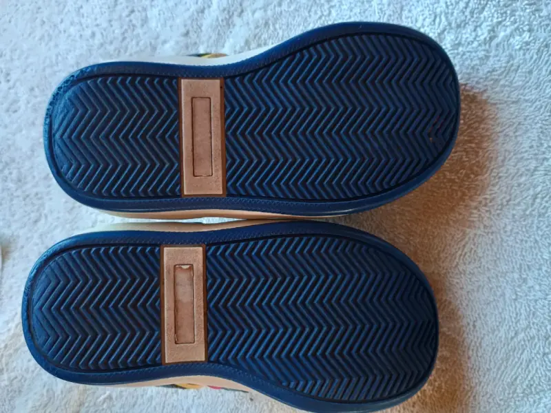 Zapatillas deportivas infantiles blancas con velcro - 2