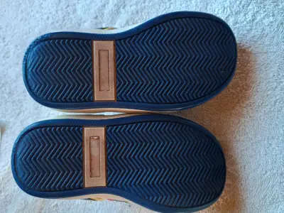 Zapatillas deportivas infantiles blancas con velcro - miniatura 2