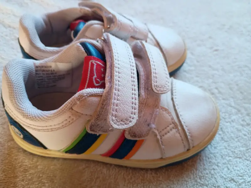 Zapatillas deportivas infantiles blancas con velcro - 5