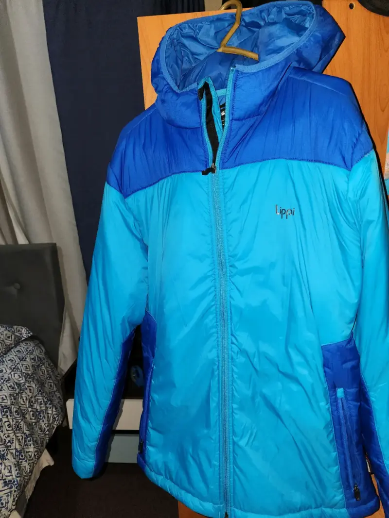 Chaqueta impermeable azul con capucha Lippi