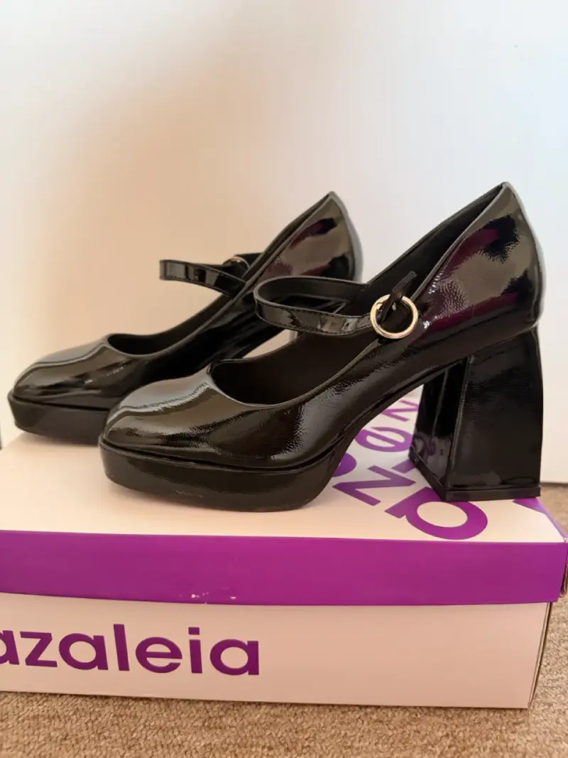 Zapatos de charol negro con taco Azaleia - 2