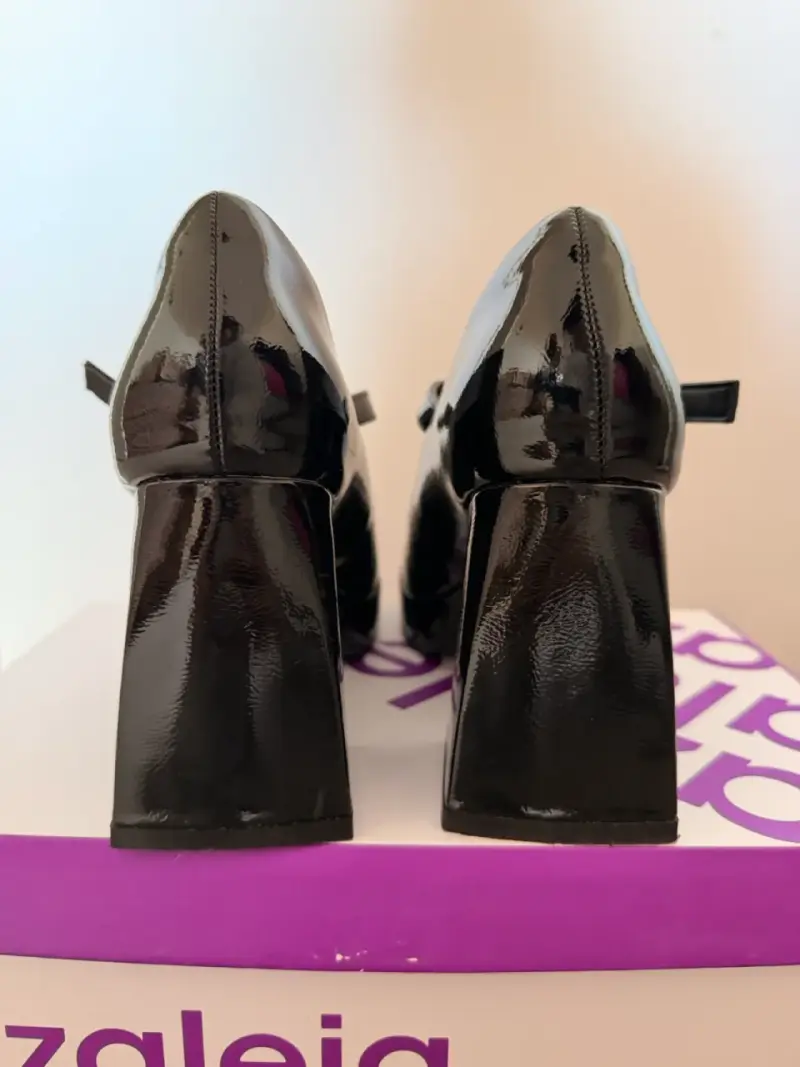 Zapatos de charol negro con taco Azaleia - 4