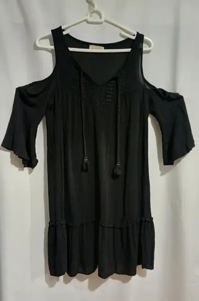 Vestido negro con hombros descubiertos Greenfield - miniatura 1