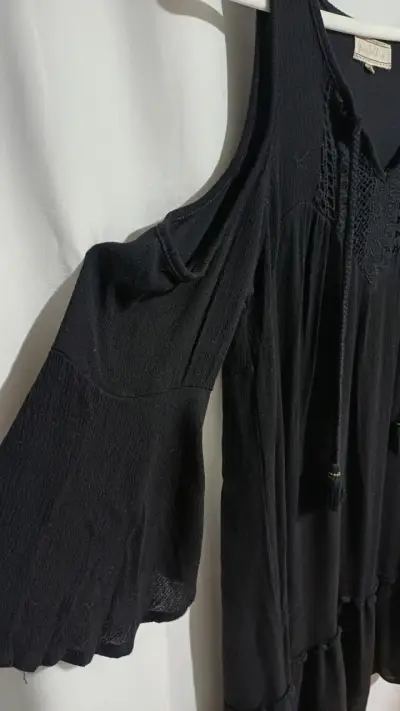 Vestido negro con hombros descubiertos Greenfield - miniatura 3