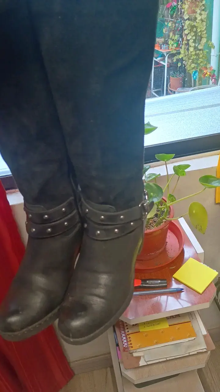 Botas negras de cuero con hebillas - 1