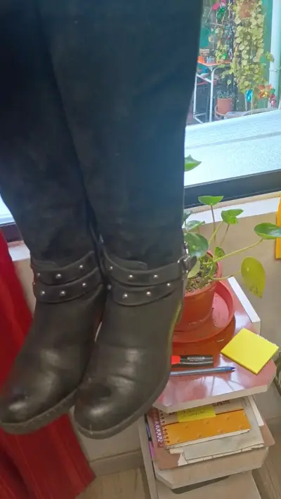Botas negras de cuero con hebillas - miniatura 1