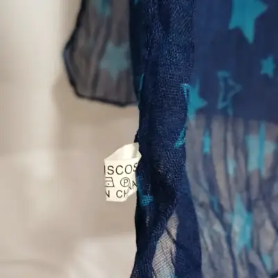 Bufanda azul con estampado de estrellas - miniatura 3